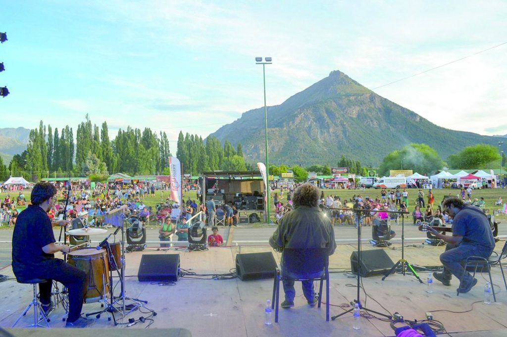 Provincia acompañó la 37ª Fiesta Nacional de la Fruta Fina en El Hoyo