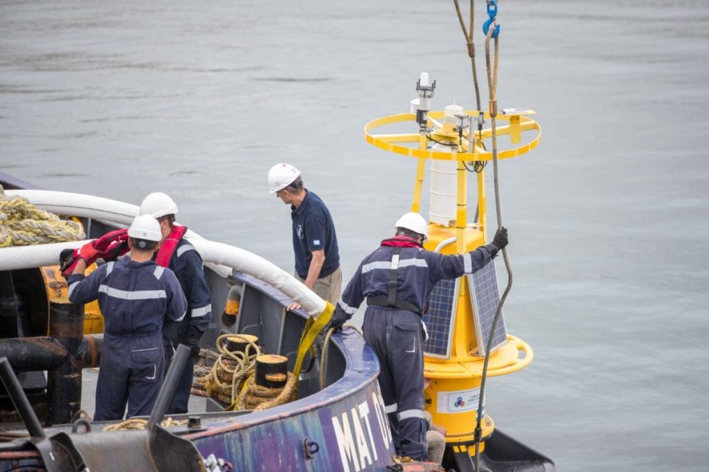 En medio de un importante despliegue, la Boya Oceanográfica superó las evaluaciones y fue finalmente trasladada al mar