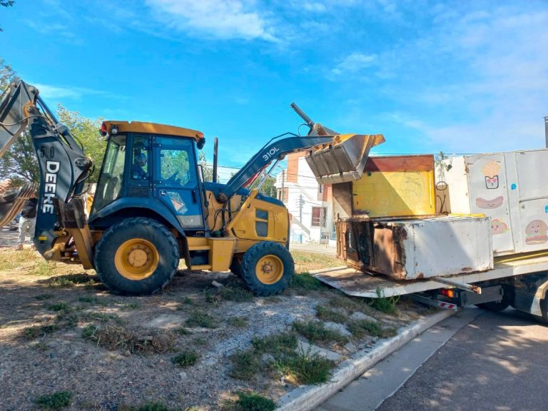 Ordenamiento: Demolieron un puesto construido en forma clandestina en un espacio público del barrio Juan XXIII