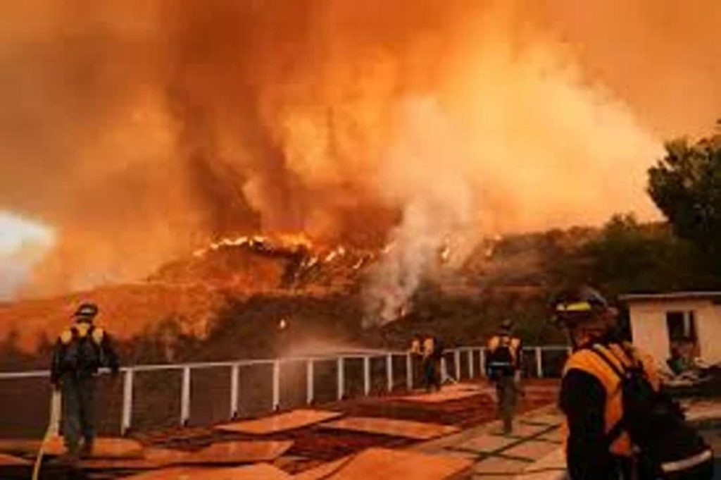 Los vientos intensifican los incendios en Los Ángeles y ya hay 25 muertos