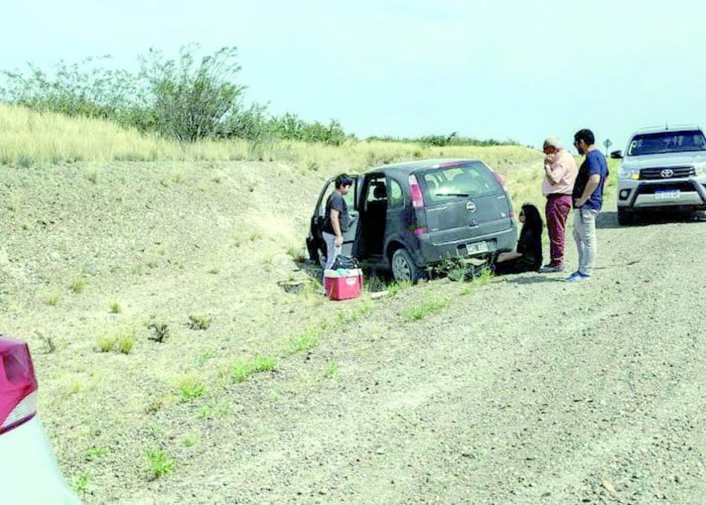 A un auto se le cortó la cuerda cuando lo remolcaban, despistó y su conductora terminó en el hospital