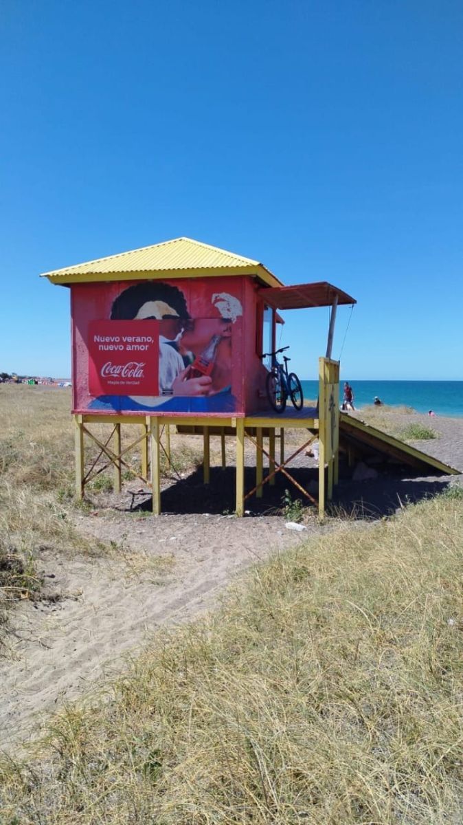 Taparon un mural de Maradona con publicidad en Playa Unión: "Tu legado nunca será borrado"