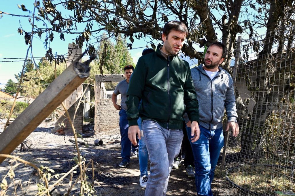 Torres aseguró que "la zona urbana de Epuyén ya no corre peligro" y destacó el trabajo de "los más de 300 brigadistas y voluntarios" para sofocar el incendio