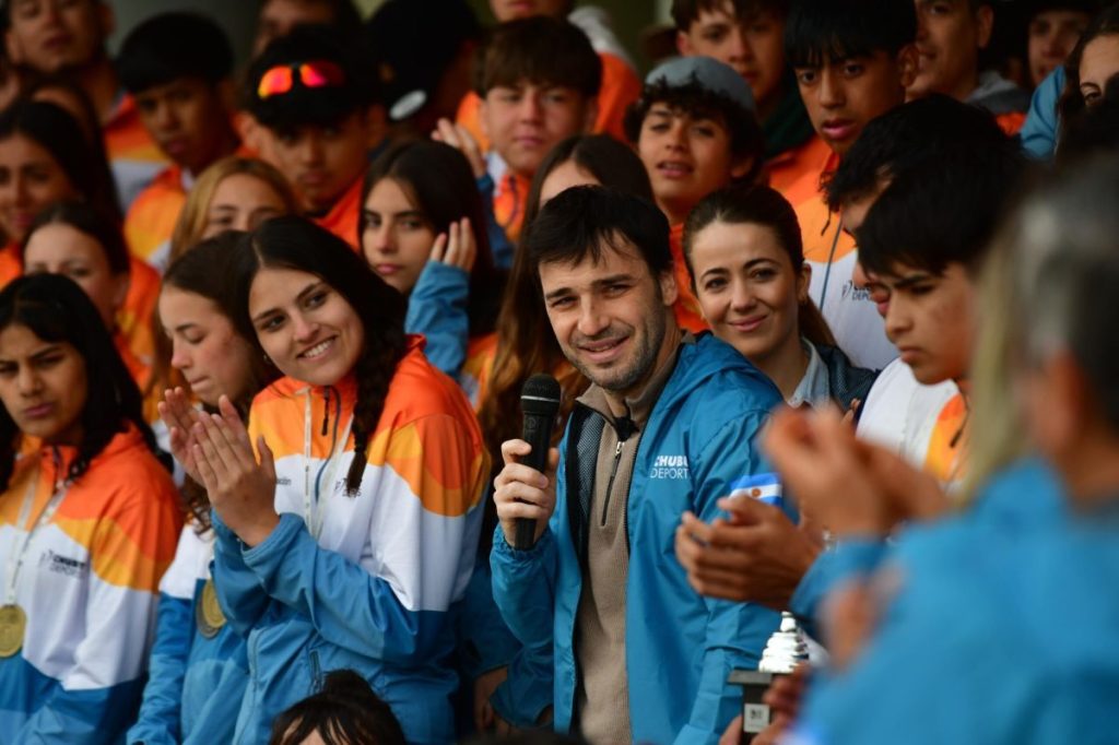 Ignacio Torres será el primer gobernador en la historia de la provincia en participar de la corrida de Crónica