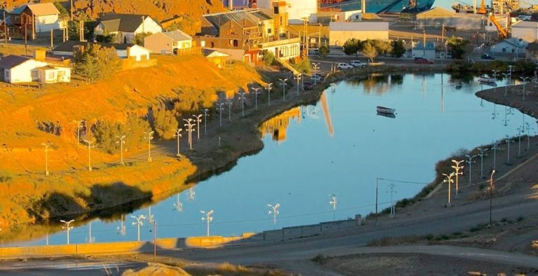 Rescatan a una niña de 4 años en la laguna de Prefectura tras ingresar sola al agua