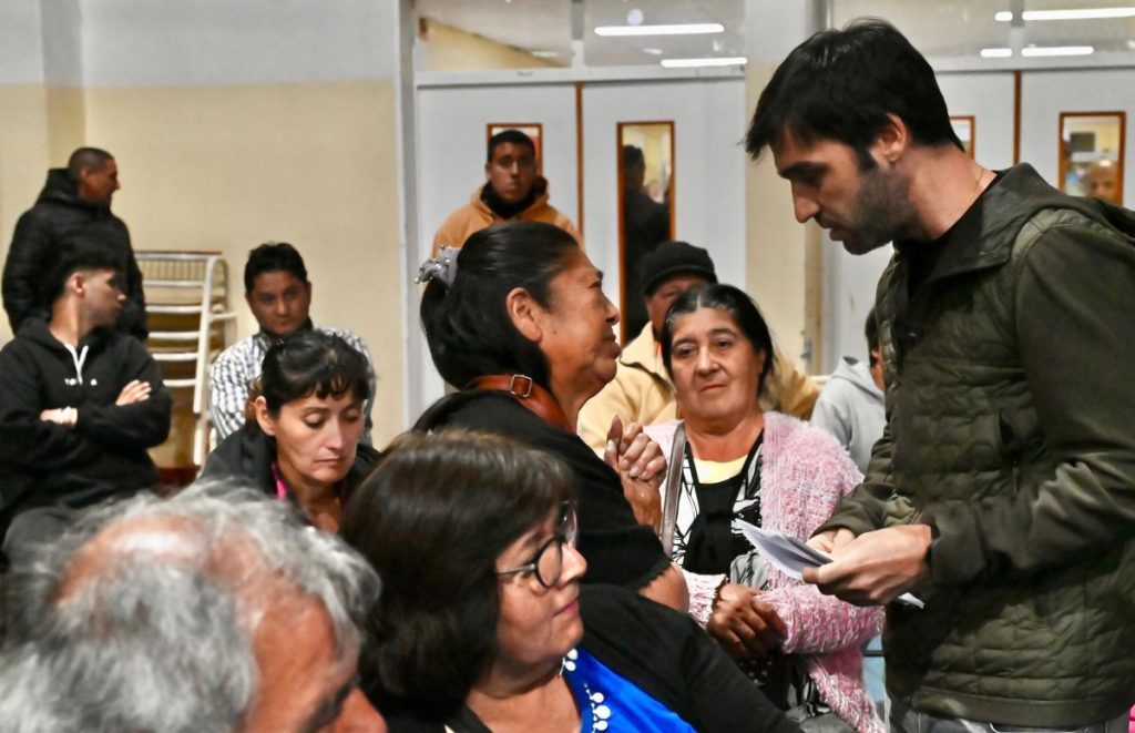 Torres se reunió con las familias afectadas por el incendio en Epuyén y anunció medidas de asistencia económica