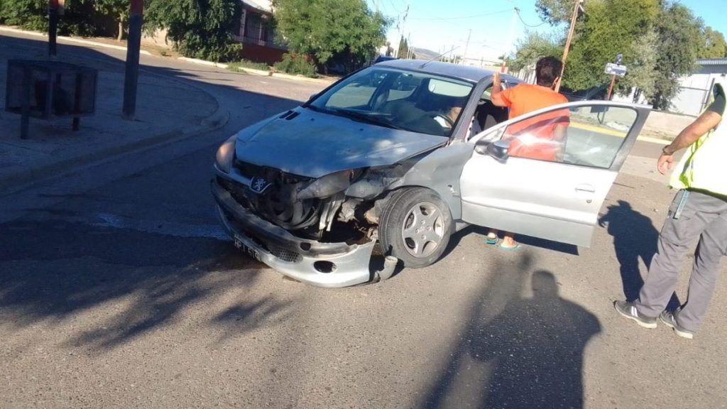 Fuerte choque en Kilómetro 3 con una mujer lesionada