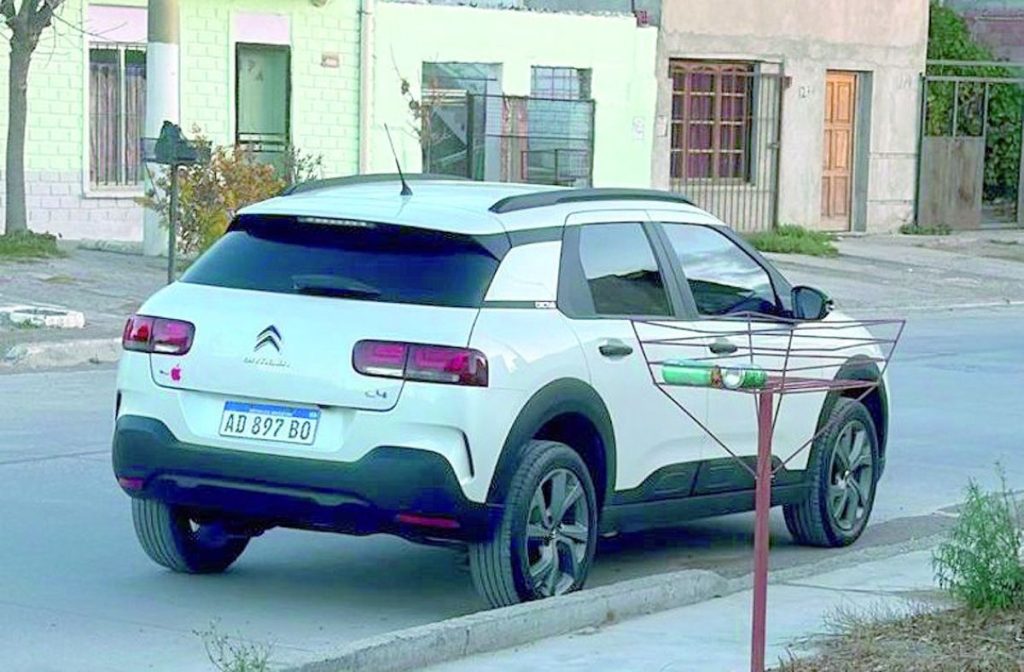 Trelew inseguro: quemaron una camioneta y en un asalto en el que desvalijaron una casa se llevaron un auto