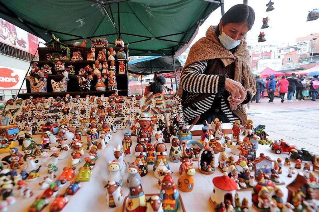 Bolivia celebró con fe y esperanza "fiesta de la miniatura" en la Alasita del Bicentenario