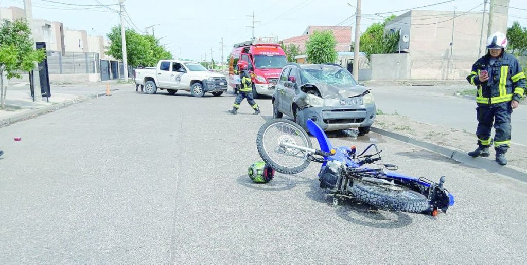 Motociclista al hospital con heridas en el rostro y golpes tras fuerte choque contra un auto