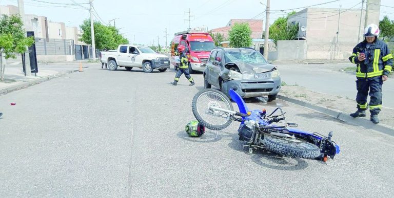 Motociclista al hospital con heridas en el rostro y golpes tras fuerte choque contra un auto