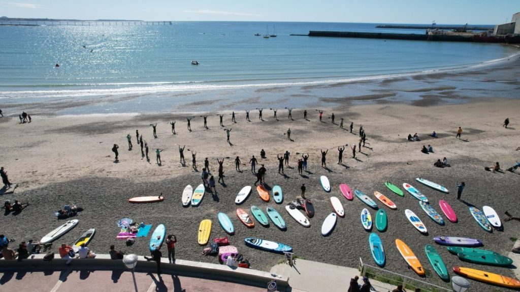 "Al Mar en Verano" llega a la playa de Caleta Córdova con propuestas para disfrutar en familia