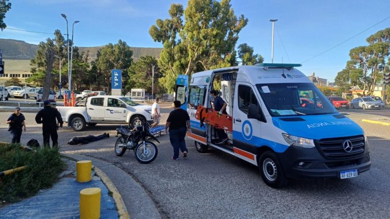 Motociclista derrapó y se accidentó en la Avenida Libertador en General Mosconi