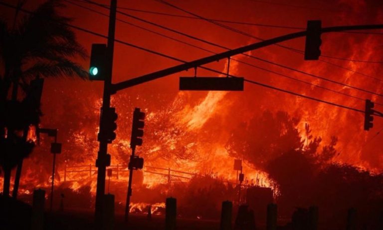 Devastador e indetenible el incendio Hughes continúa arrasando en Los Ángeles