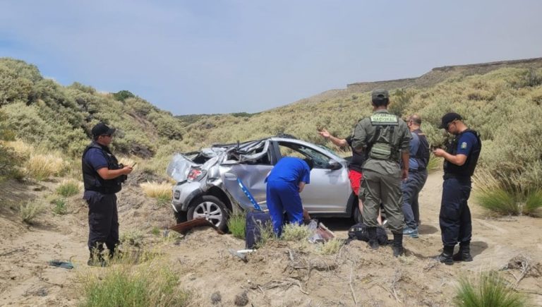 Accidente vehicular en la Ruta 3: un auto volcó tras ser encerrado por un camión