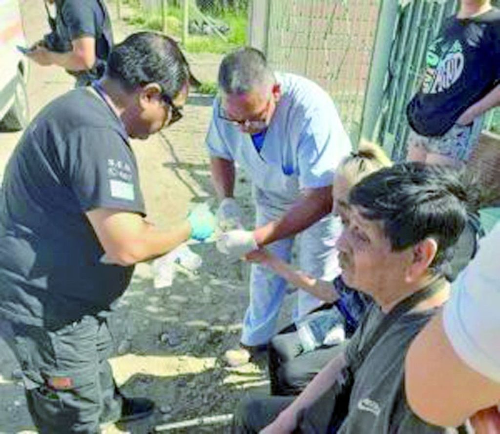 Grave ataque contra dos ancianos: los sacaron de su casa y los abandonaron en la calle