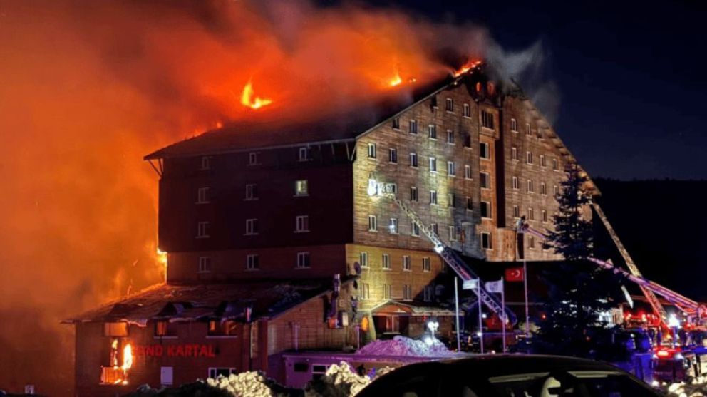 Horrendo incendio en un hotel de 12 pisos cobra un saldo trágico de más de 60 víctimas