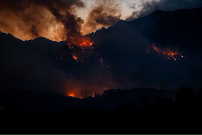 En fotos: El impresionante incendio que azota por estas horas a Epuyén