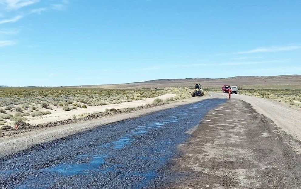 Realizan tareas de bacheo en la Ruta Nacional 26, a la altura de "la curva del lago", en Sarmiento