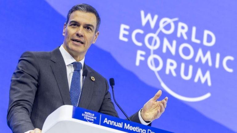 Pedro Sánchez arremete contra las redes sociales y sus multimillonarios dueños desde Davos