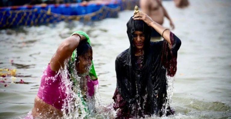 Más de 16 millones de personas se bañan en el Ganges en el festival religioso más grande del mundo