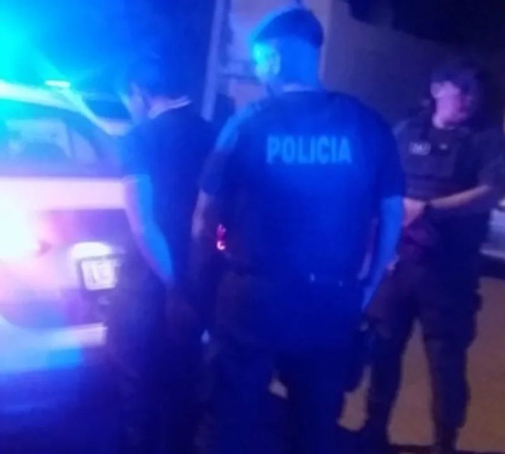 Joven mujer terminó a las piñas con la policía defendiendo al novio