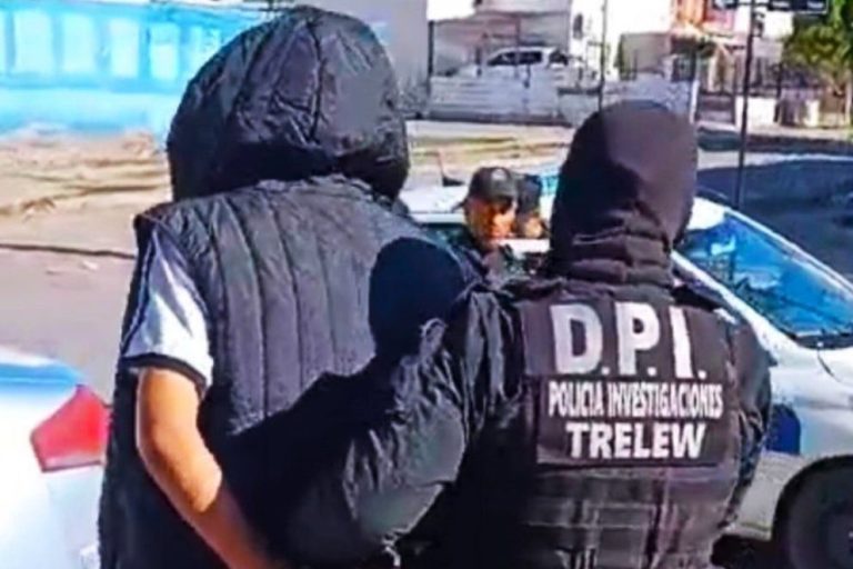 Operativo Policial en Trelew: Detención y Secuestro de Armas