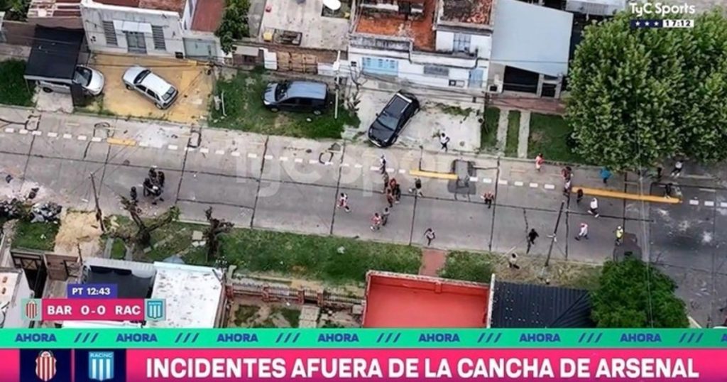 Se interrumpió Barras Central vs Racing por incidentes entre la barra del Guapo con la policía en Sarandí