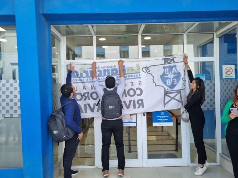 Continúan las protestas por el cierre del Banco Santa Cruz: Los trabajadores podrían iniciar acciones legales