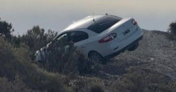 Conducía borracho, intentó evadir un control y quedó colgado en un barranco