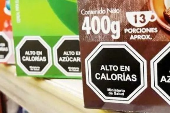 Cambios en el etiquetado frontal: ¿Cuáles alimentos perderán los sellos negros?