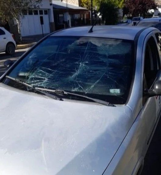 Un joven se arrojó sobre el parabrisas de un auto en plena circulación en Esquel