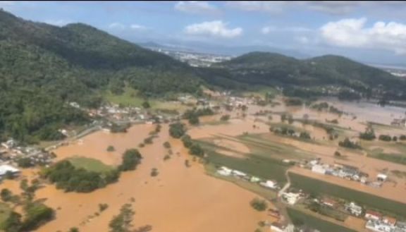 Inundaciones y caos vial en Florianópolis: Intensas lluvias afectan a turistas y residentes en el sur de Brasil