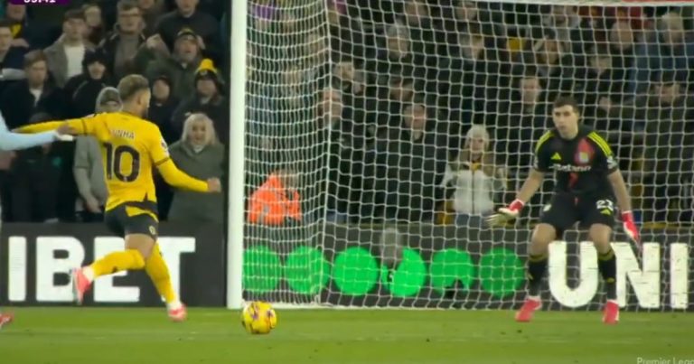 Dibu Martínez sufrió un gol en el primer palo y después se hizo gigante para Aston Villa, con otro mano a mano infernal a lo Kolo Muani