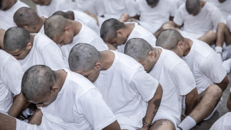 La Corte Suprema le permite a Trump usar una ley de tiempos de guerra para deportar a venezolanos