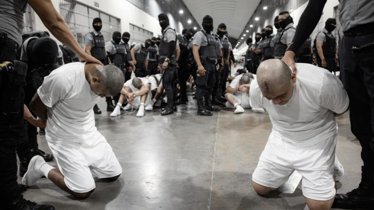 Bukele propone a Maduro un canje de "presos políticos" por venezolanos encarcelados en El Salvador