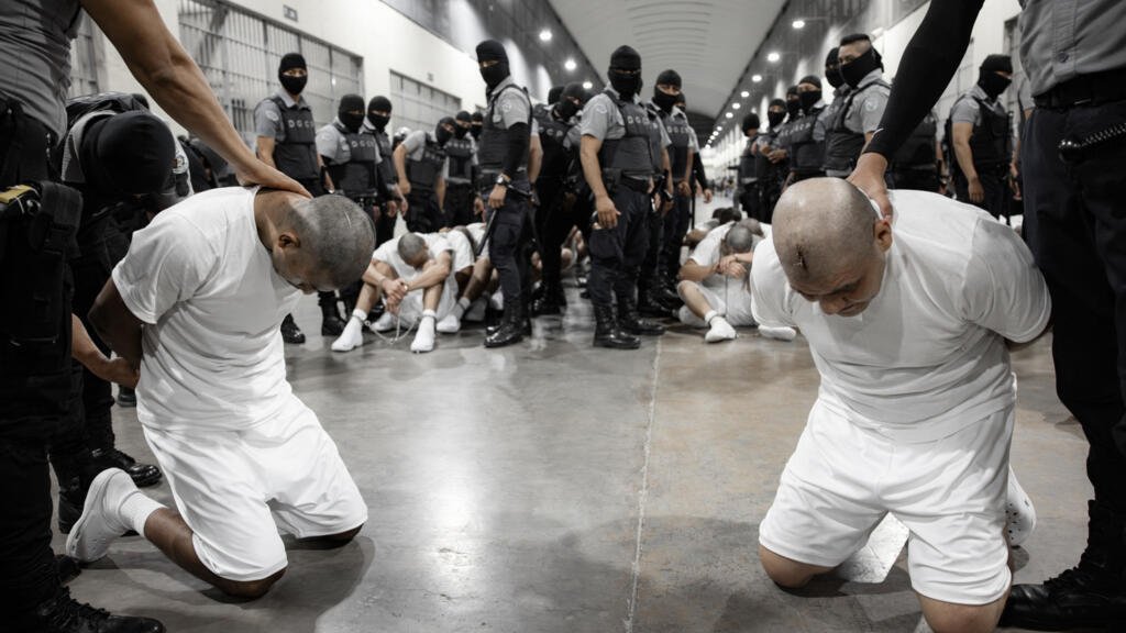 Bukele propone a Maduro un canje de "presos políticos" por venezolanos encarcelados en El Salvador