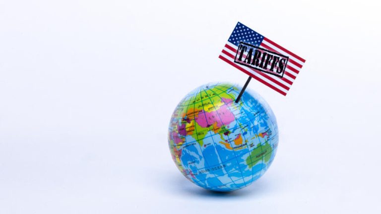 El comercio mundial se tambalea con la entrada en vigor de los aranceles de Trump a China y a la UE