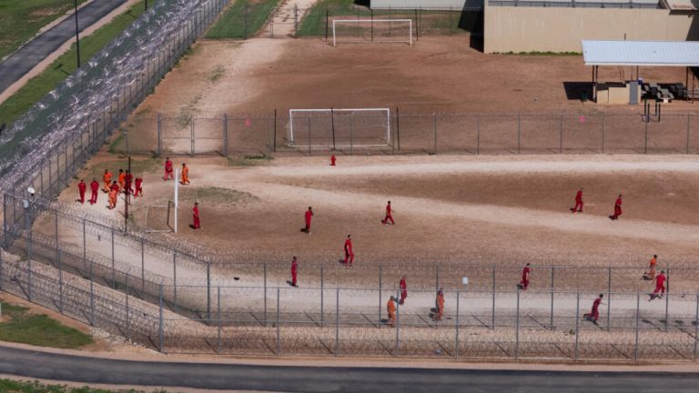 La justicia estadounidense reta las deportaciones de Trump; México responde a comerciales "racistas"
