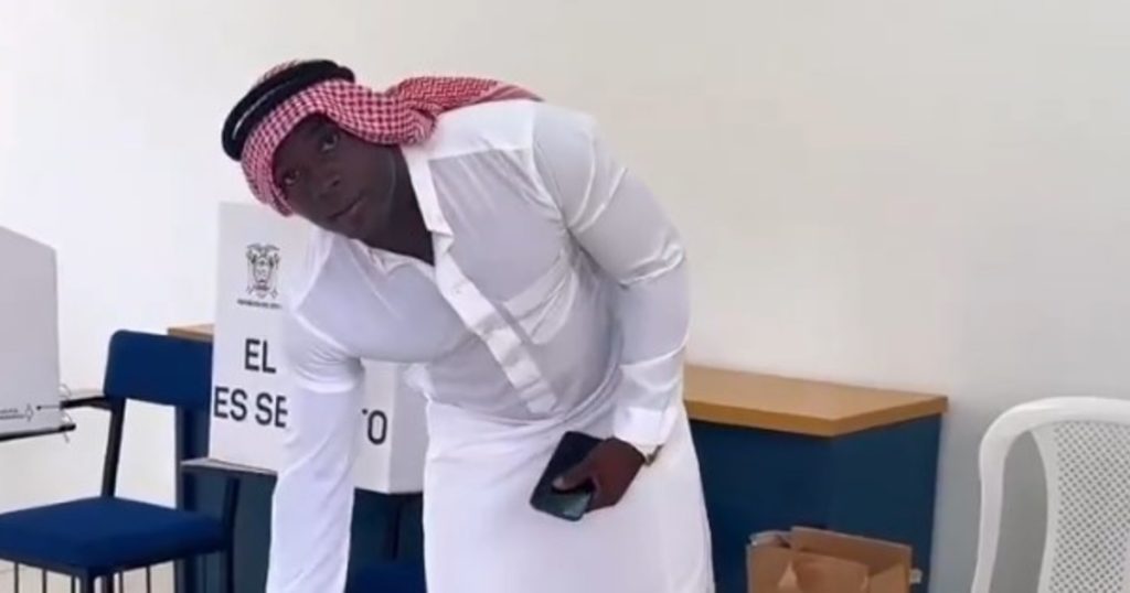 Luego de lucir un traje rosa para enfrentar a River, Segundo Castillo fue a votar en Ecuador vestido de árabe