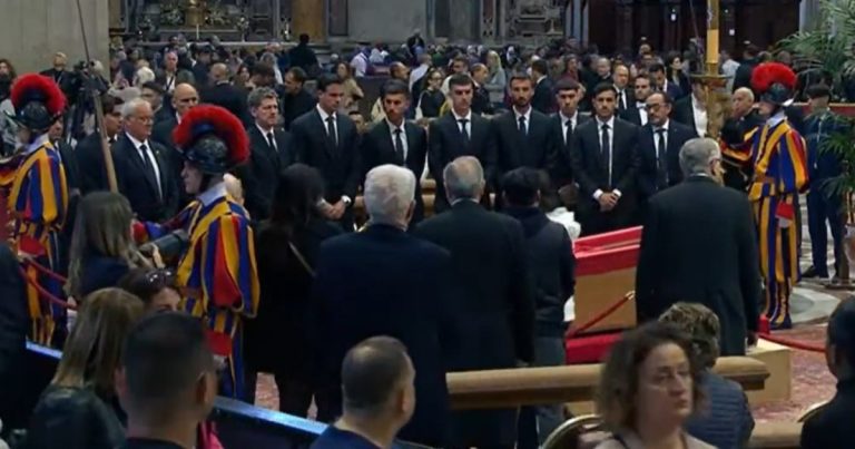 Dos campeones del mundo con Argentina estuvieron en la Basílica de San Pedro para despedir al papa Francisco