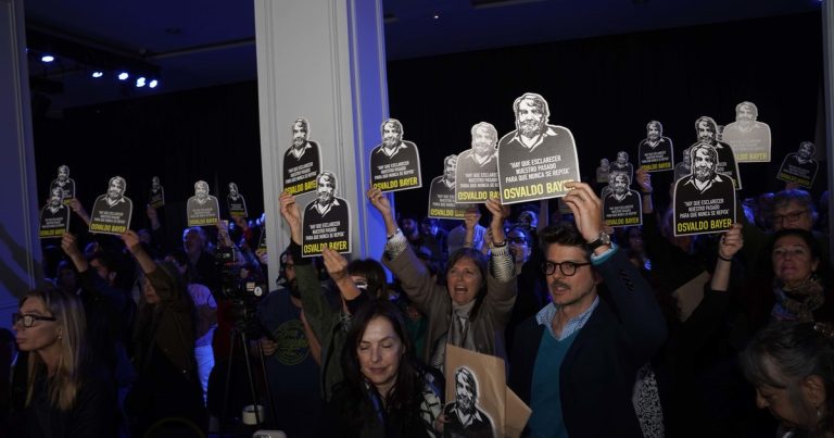 Batalla de abucheos y un escrache con fotos de Osvaldo Bayer en la inauguración de la Feria del Libro