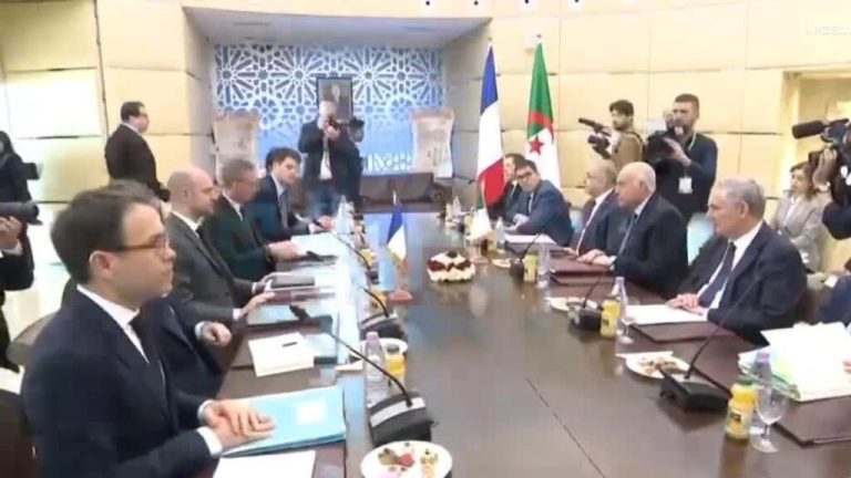 Tensiones entre Francia y Argelia aumentan con la expulsión de funcionarios diplomáticos