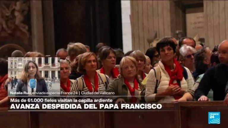 Decenas de miles de personas visitan la Basílica de San Pedro para despedir al papa Francisco