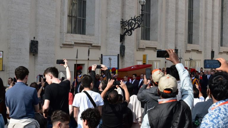"Una energía muy especial" en la Plaza de San Pedro a la llegada del féretro del Papa