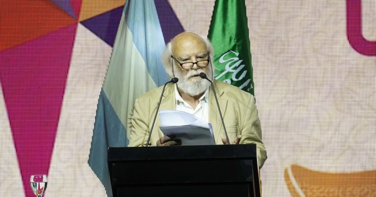 El discurso completo del escritor Juan Sasturain, un recorrido por lecturas inolvidables y una extraña enfermedad