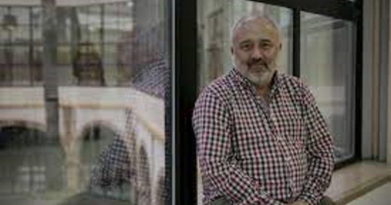 Daniel Cassany: "Prohibir el celular en las aulas no va a solucionar los problemas"