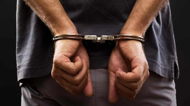 Condenan a un hombre por agredir a su pareja y violar cuatro veces una orden de restricción