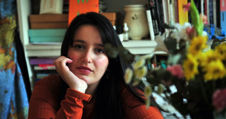 Manuela Martínez explora el paso a la adolescencia en su nuevo libro 'Días de estreno'