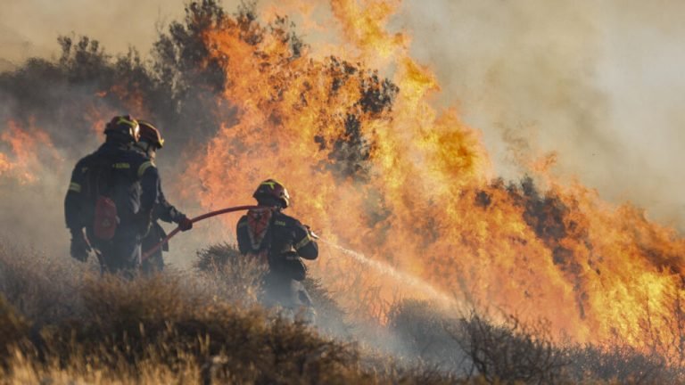 Grecia: más de 5.000 evacuados por incendio en Creta, los vientos complican la extinción